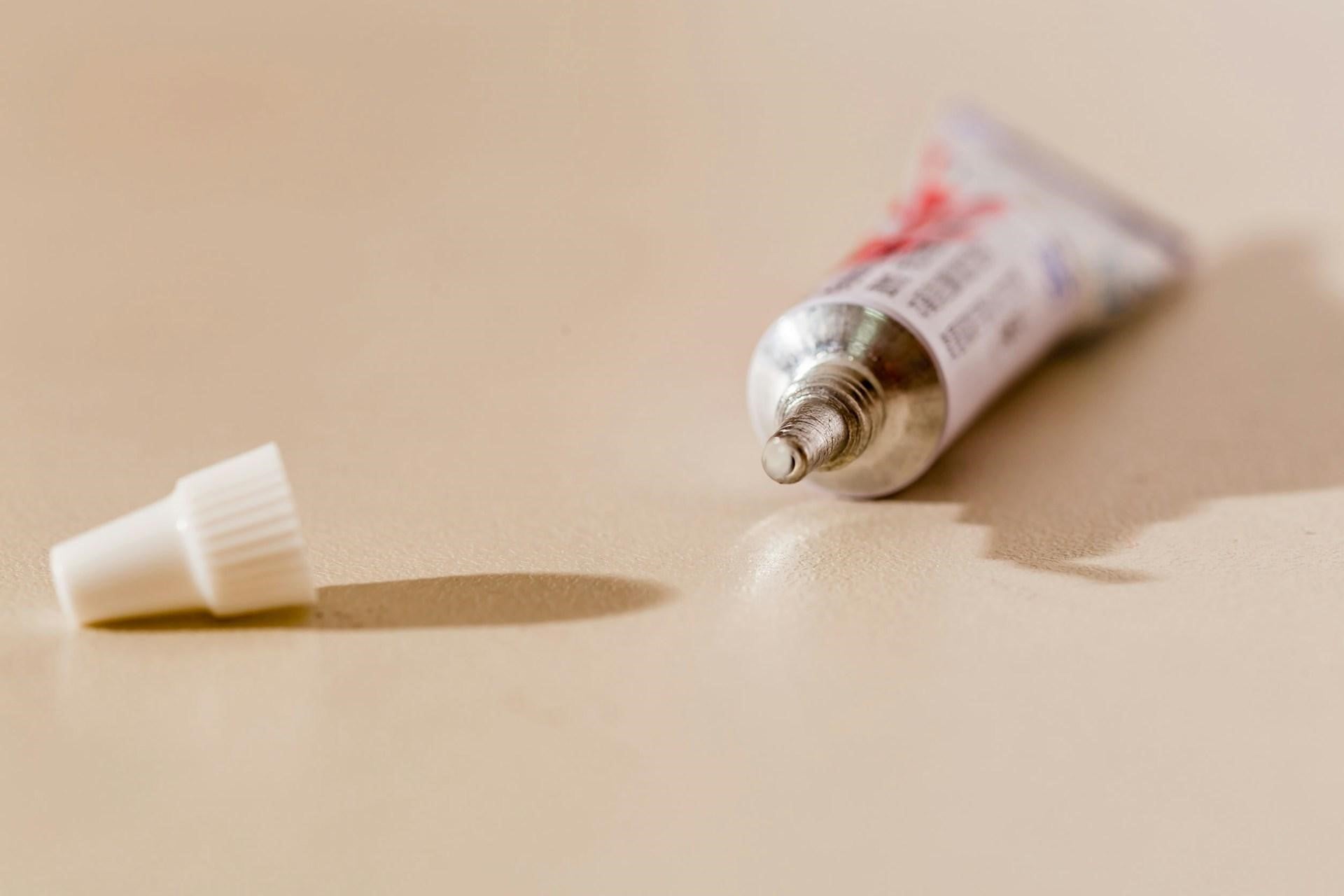 Best Glue for Foam: Top Adhesive Options That Won’t Damage It